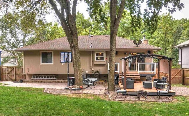 Building Photo - Bellevue Home For Rent!
