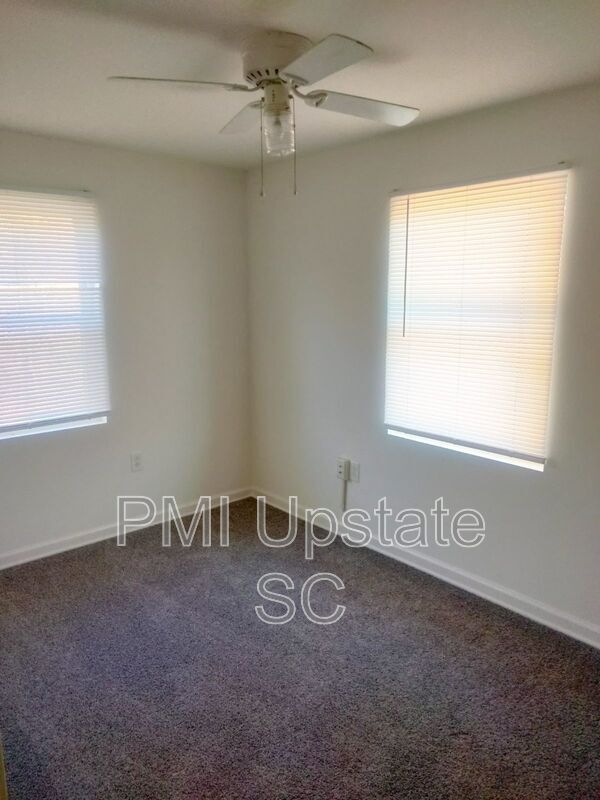 Building Photo - 201 Chandler Dr