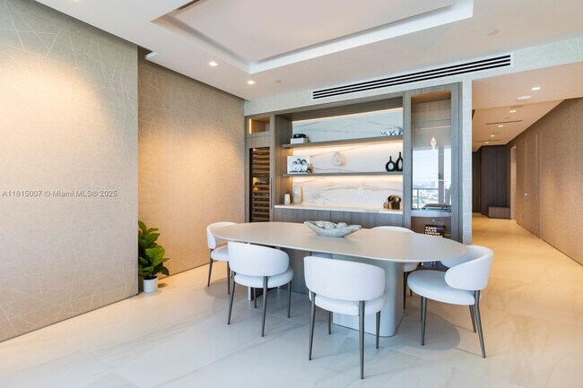 Foto del edificio - 100 South Pointe Dr