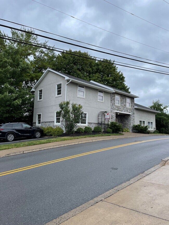 Building Photo - 611 W Cherry Ln