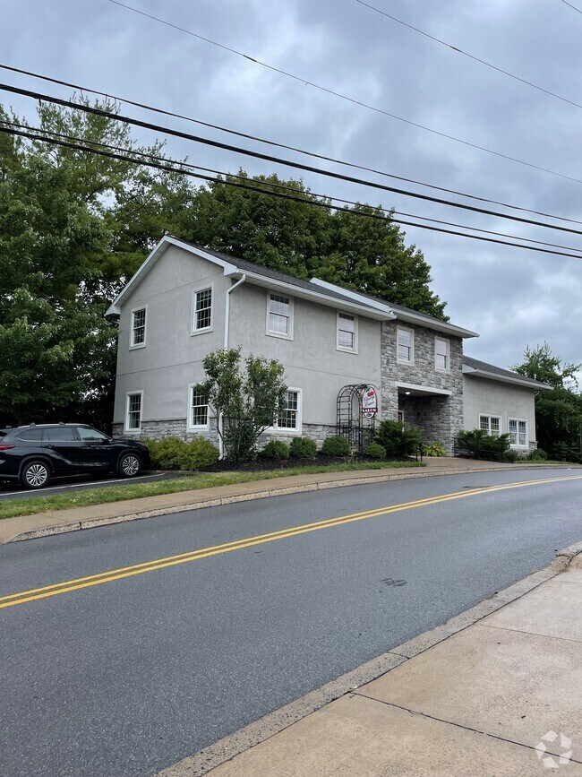 Building Photo - 611 W Cherry Ln