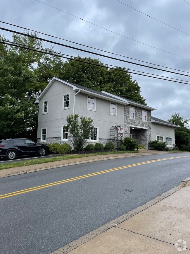 Building Photo - 611 W Cherry Ln