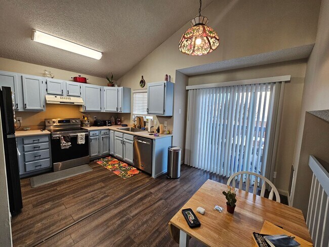 Foto del edificio - 3 Bed 2 Bath In Fountain Valley Ranch!!