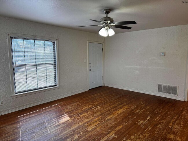 Foto del edificio - 3304 Sherwood Ln
