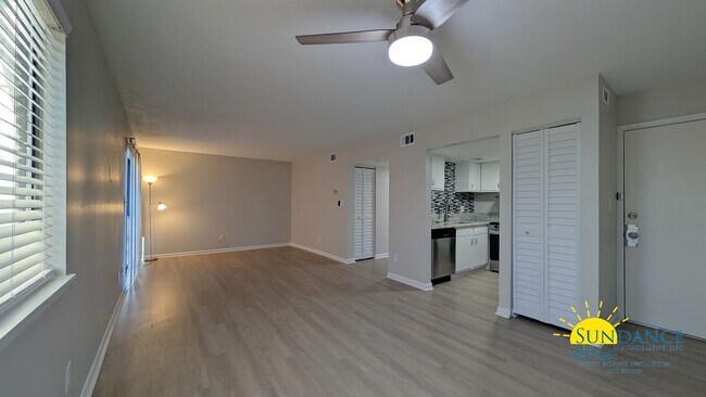 Foto del edificio - Expansive waterfront covered patio off this fully renovated Fort Walton Condo!