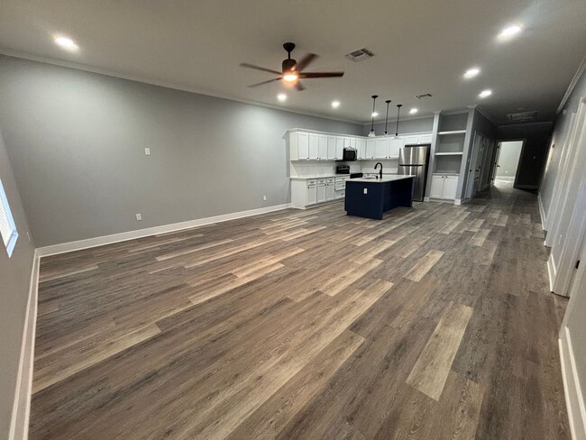 Foto del edificio - 5 bedrooms!! Remodeled top to bottom!