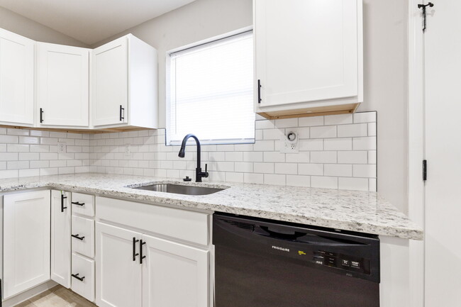 Building Photo - 812 Glendower Ave