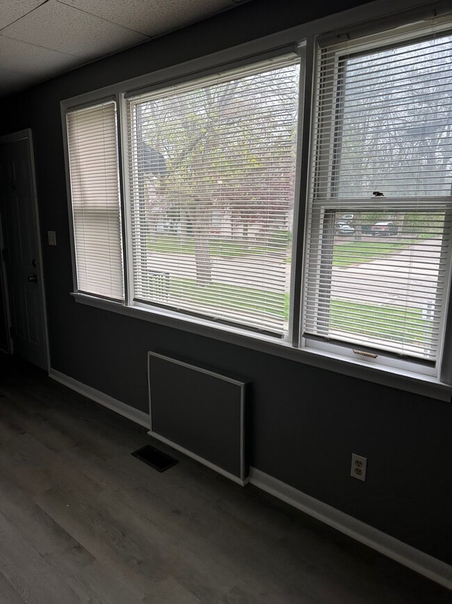 Building Photo - 233 N Chestnut St