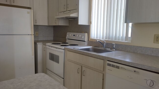 Foto del edificio - 1 bedroom, 1 bathroom end unit condo beach...