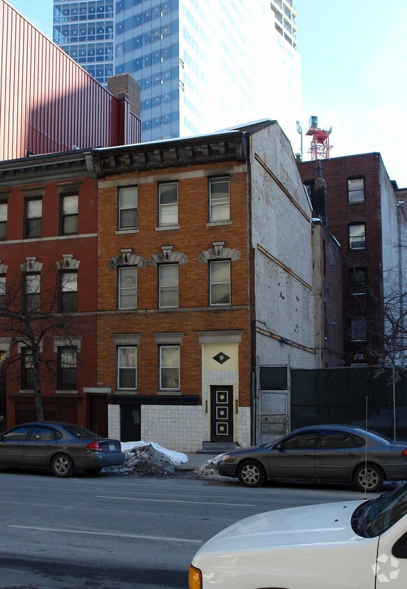 Primary Photo - 60 Charles St S