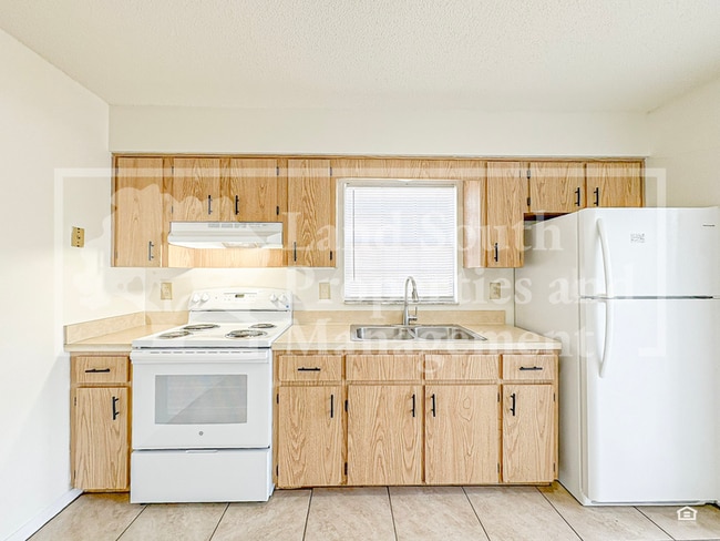 Building Photo - 5816 Charlton Dr