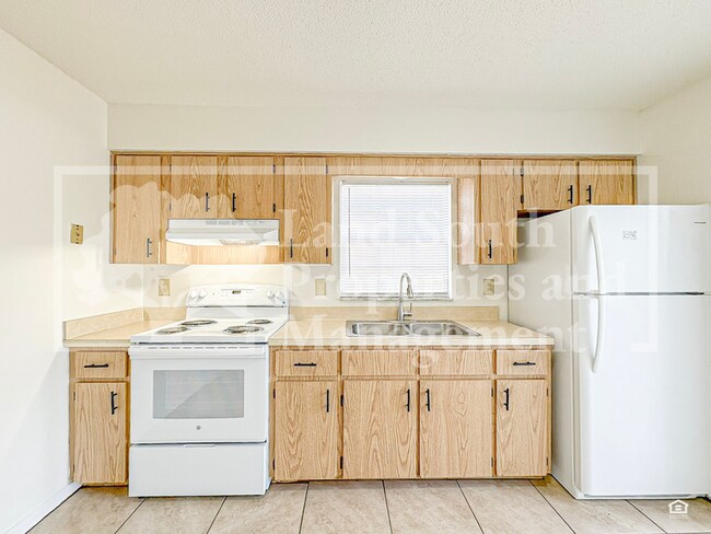 Foto del edificio - 5816 Charlton Dr