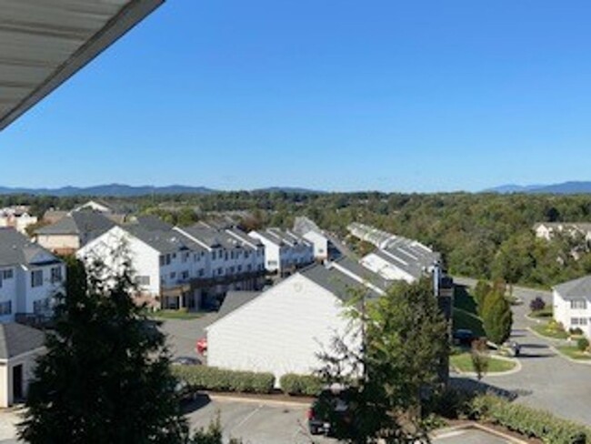 Foto del edificio - 3rd Floor Condo in Wyndhurst