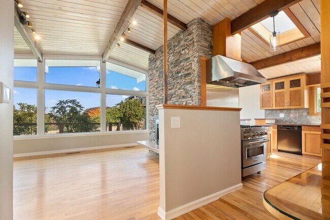 Building Photo - Immaculate AIR CONDITIONED Pacific Northwe...