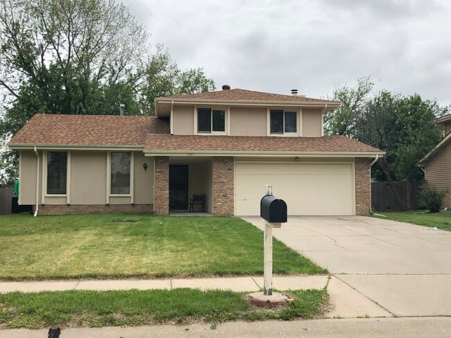 Building Photo - Come check out this roomy Tri-level in a g...
