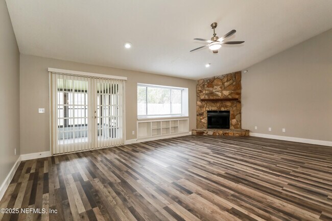 Foto del edificio - 820 Hardwood St