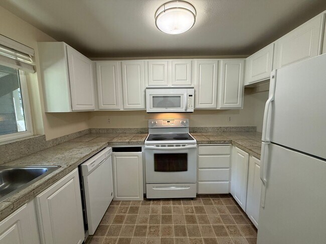 Building Photo - 2 Bed 1 Bath Totem Lake Condo