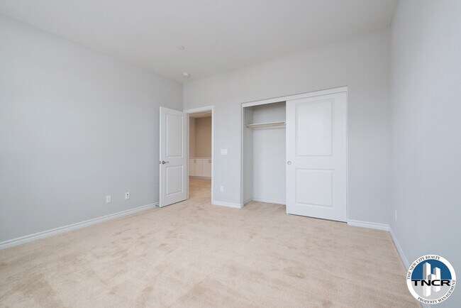 Building Photo - New Home/ 3Bed & 2.5Bath