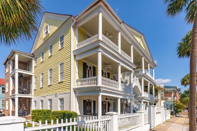 Foto del edificio - Spacious Three Bedroom Apartment on Calhoun Street