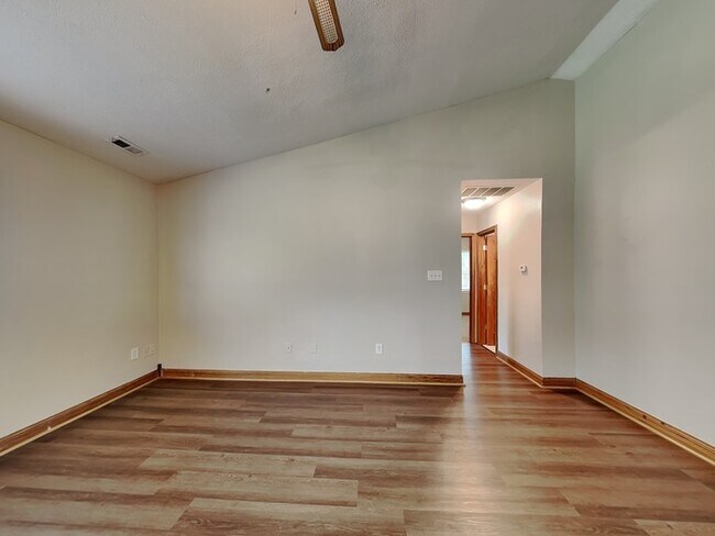 Foto del edificio - MOVE IN SPECIAL! 3 bed 2 bath in Indianapo...