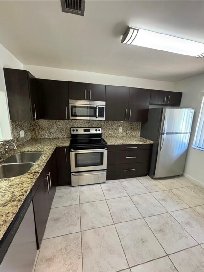 Foto del edificio - 445 Lakeview Dr