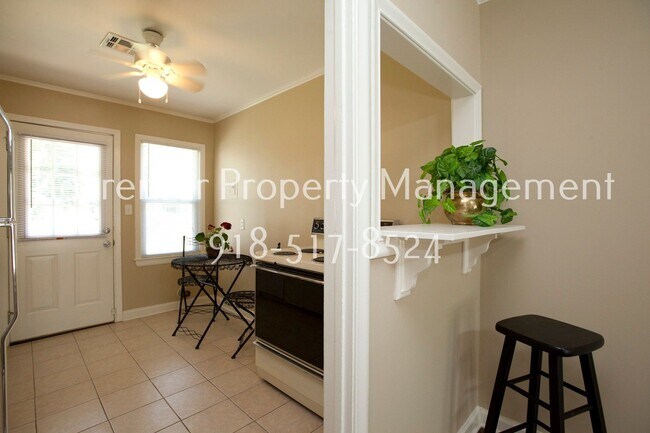 Foto del edificio - Stunning 2 Bed 1 Bath Home on Quiet Street: NO PETS!