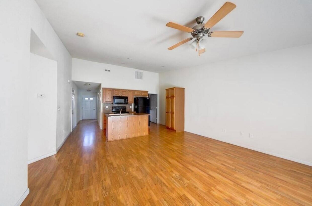 Primary Photo - 609 Grainfield St