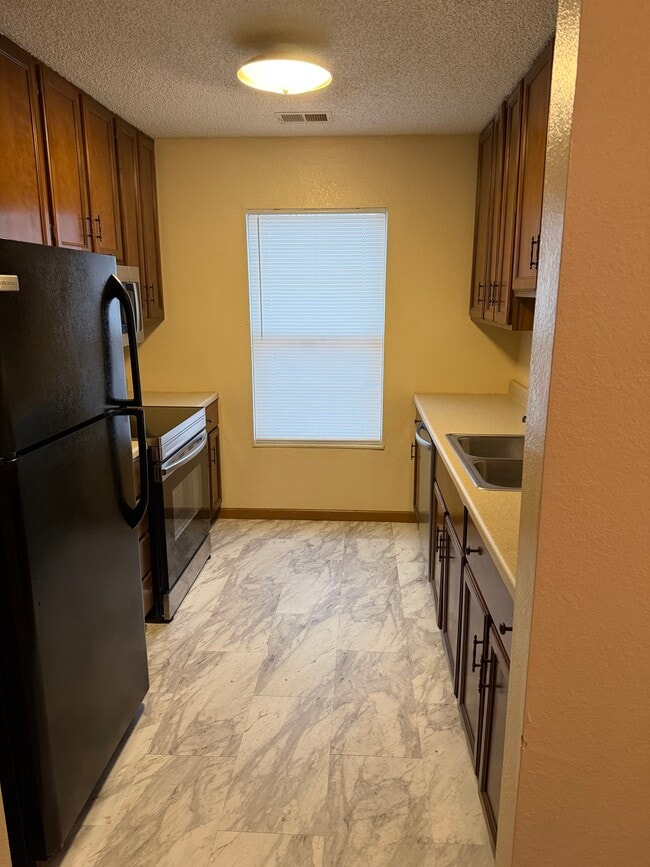 Building Photo - 452 Sunset Dr