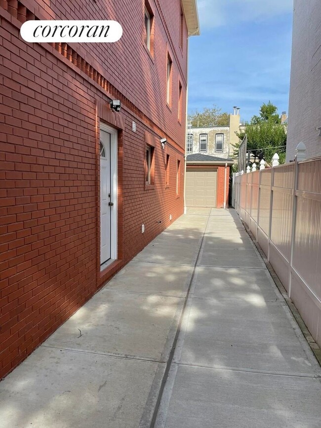 Building Photo - 2416 E 15th St