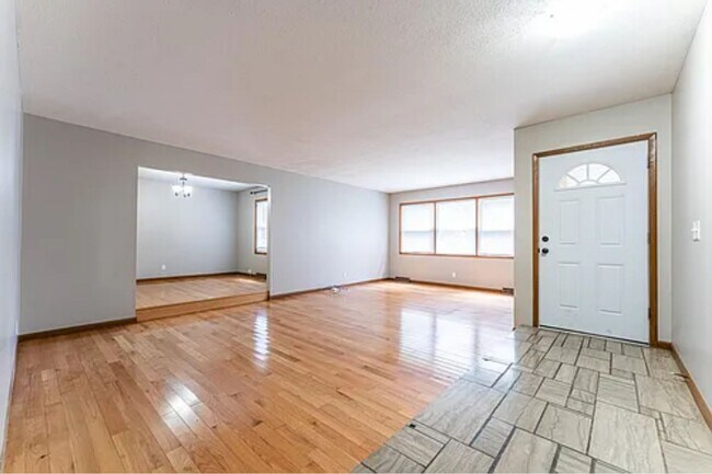 Foto del edificio - Large 4 Bedroom 3 Bath Home Available 7/15...