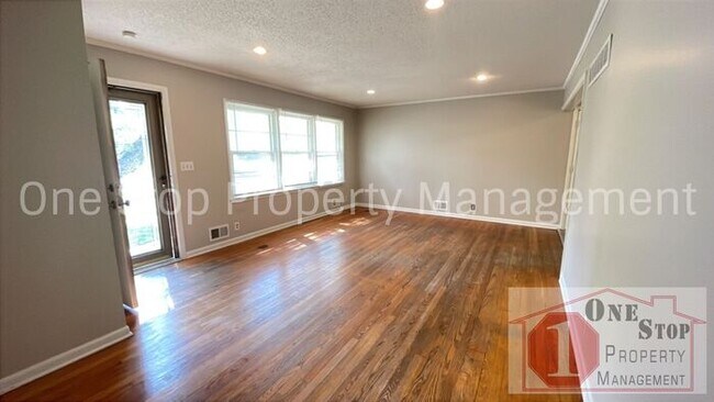 Foto del edificio - Charming 4 Bedroom Home with Finished Base...