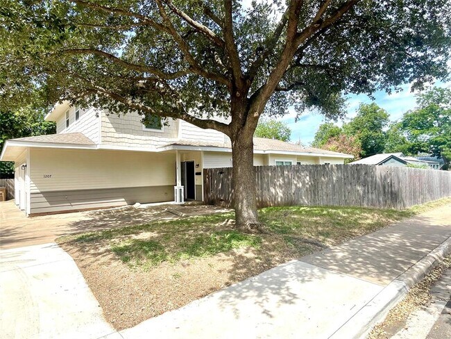 Foto del edificio - 1207 W N Loop Blvd