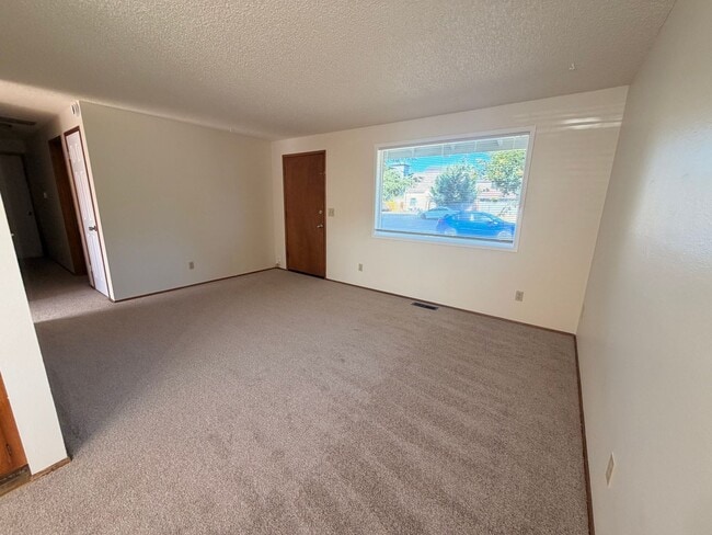 Building Photo - Rambler Style Home