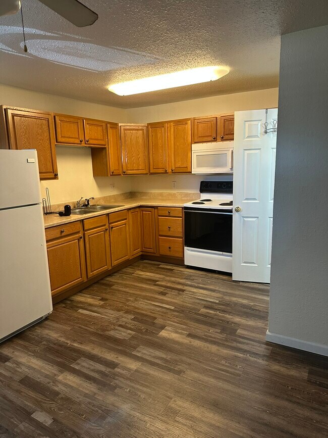 Foto del edificio - 425 W Service Rd N