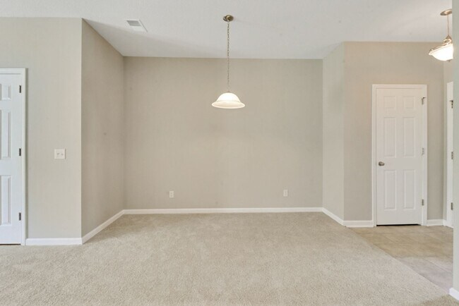 Foto del edificio - 3 Bed, 2. 5 Bath Like New Townhome in Rich...