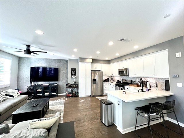 Building Photo - 8823 Jacaranda Ave