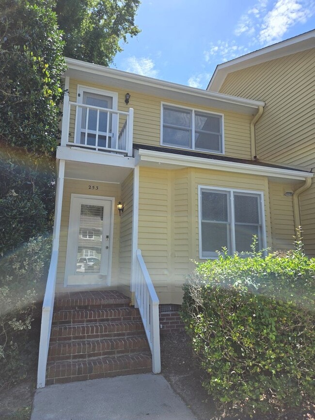 Building Photo - 1800 Eastwood Rd