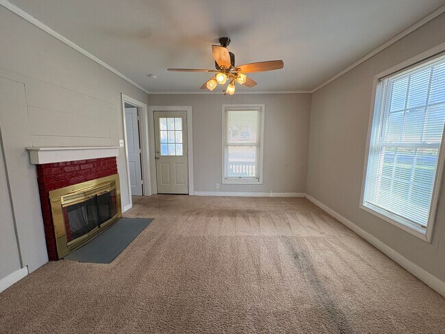 Building Photo - 3 Bedroom, 1 Bathroom House in Liberty!