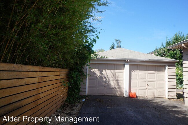 Foto del edificio - 2 br, 1 bath House - 6035 SE Clinton St.