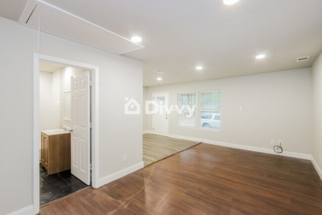 Building Photo - 3819 Pine St, Dallas, TX 75210