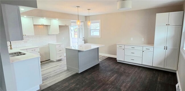 Building Photo - 914 W 2nd St