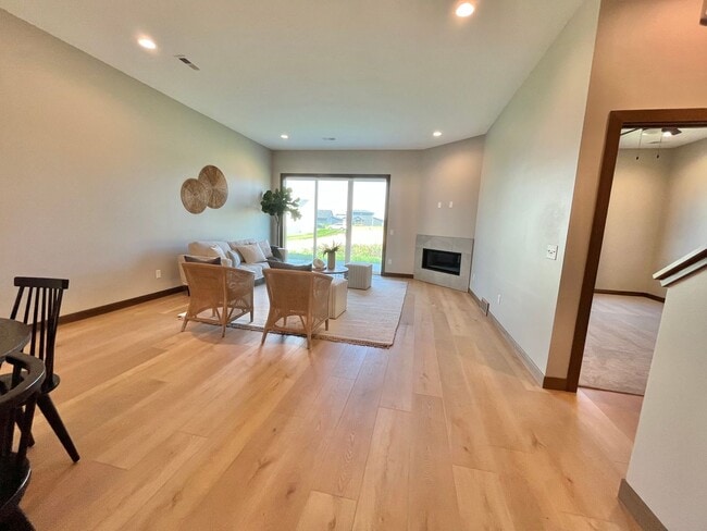 Building Photo - Stunning 5 Bed/2.5 Bath Twinhome!