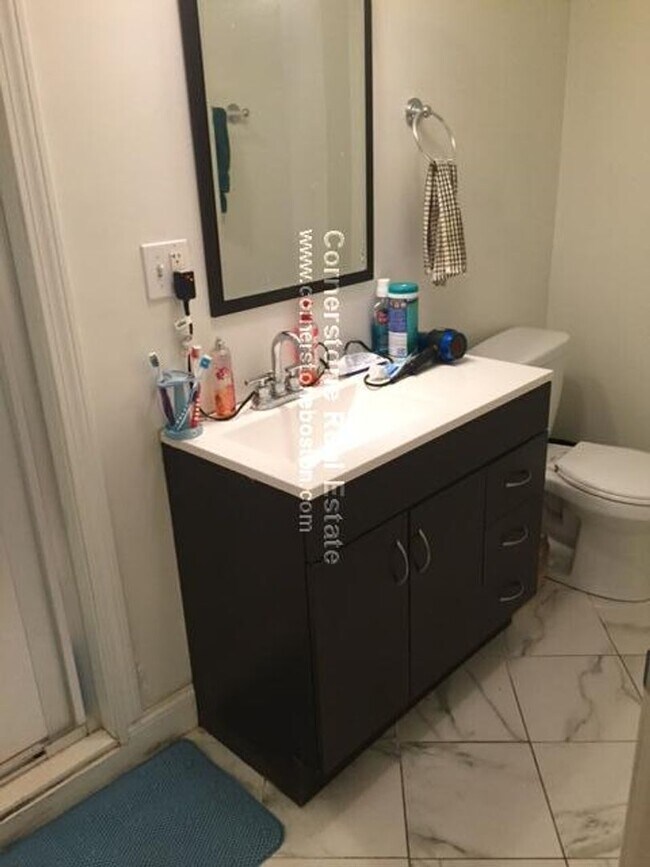 Building Photo - Large 4 bed near Northeastern