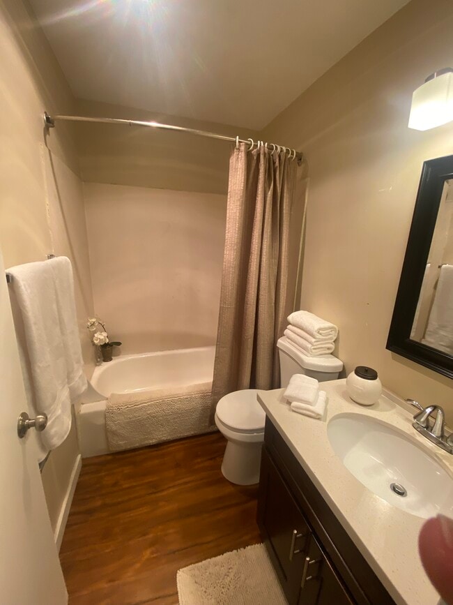 Building Photo - 301 E Roy St