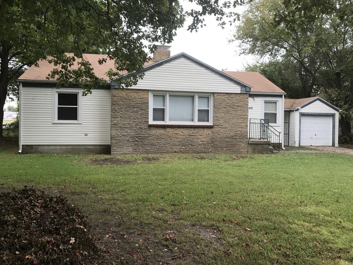 Primary Photo - 3 Bedroom with Hardwood Floors! South Side...