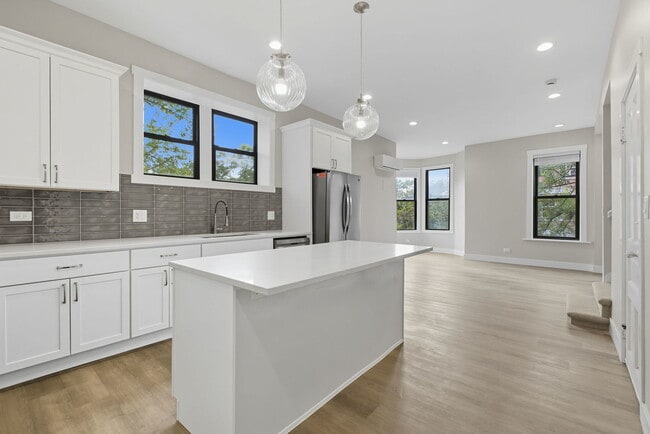 Building Photo - 2101 N Hoyne Ave