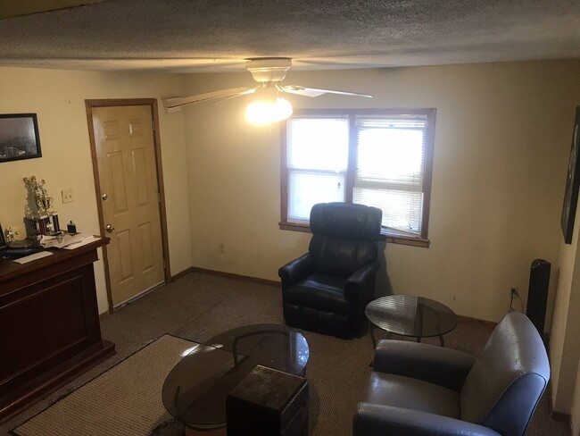 Building Photo - Large Renovated 4 Bedroom with Huge Yard a...