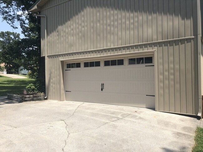 Building Photo - 4 Bedroom - 3 Bath Home with a 2 car garag...