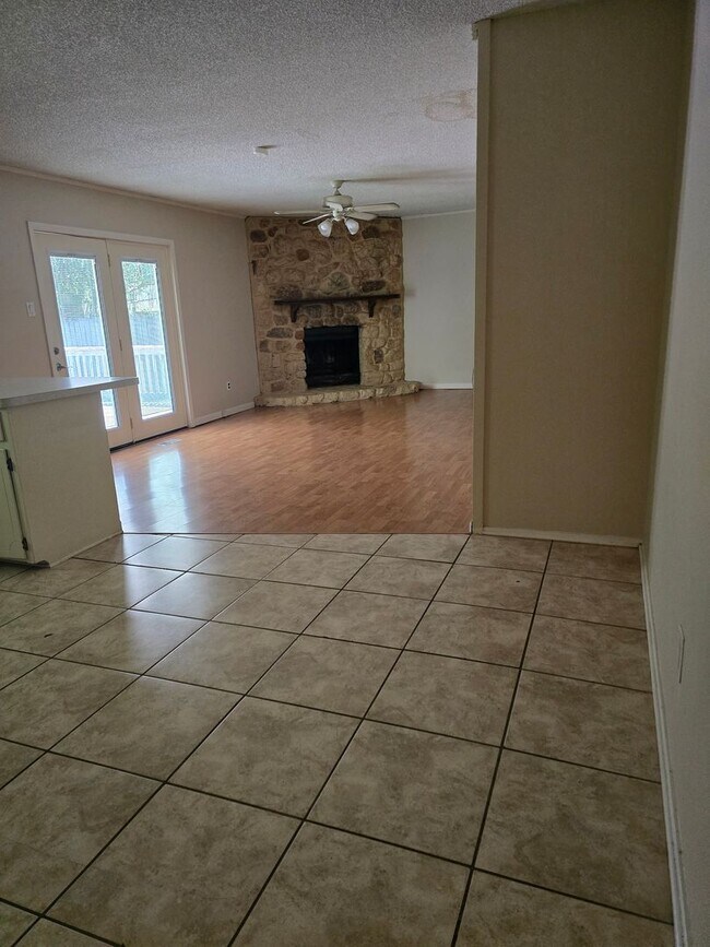 Foto del edificio - 3 bedroom 2 bath home + bonus room for lease