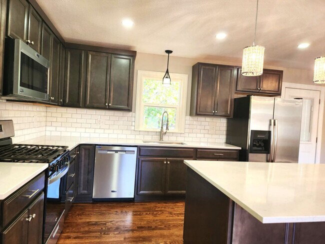 Building Photo - Completely Refurbished 3 Bedroom 2 Bath Ra...